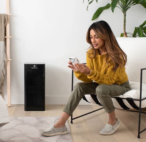 Medify MA-40 air purifier with activated carbon filter removing pet odors.