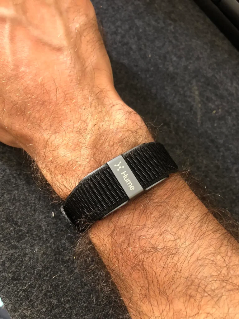 Das Hume Band am Handgelenk getragen