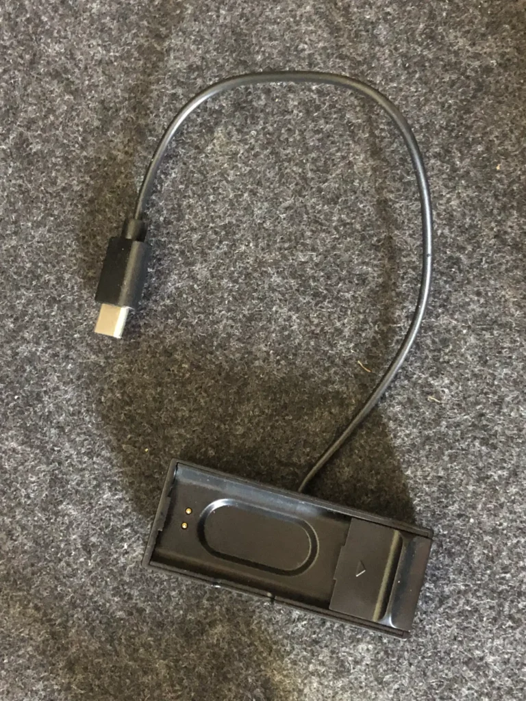 Ladestation und Kabel des Hume Band