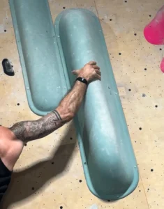 Arm einer Person mit dem Hume Band am Handgelenk beim Indoor-Klettern