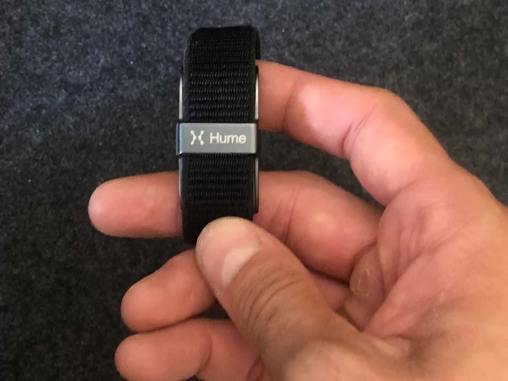 Das Hume Band in der Hand des Nutzers, um seine kompakte Größe zu zeigen