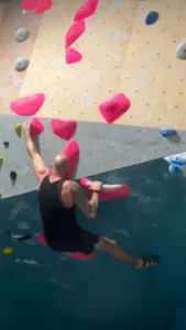 Person trägt das Hume Band während eines Klettertrainings